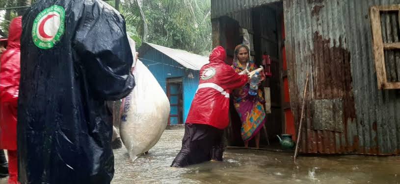 চন্দনাইশে বন্যাদুর্গত ৫৬৬ পরিবার পেল রেড ক্রিসেন্টের নগদ সহায়তা