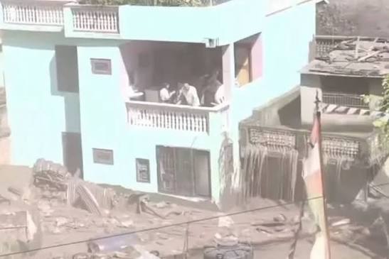 নেপালের ভয়াবহ বন্যায় চারপাশ ধ্বংস, অক্ষত ফিরোজা বাড়িটি এখন ‘মিরাকল হাউস’