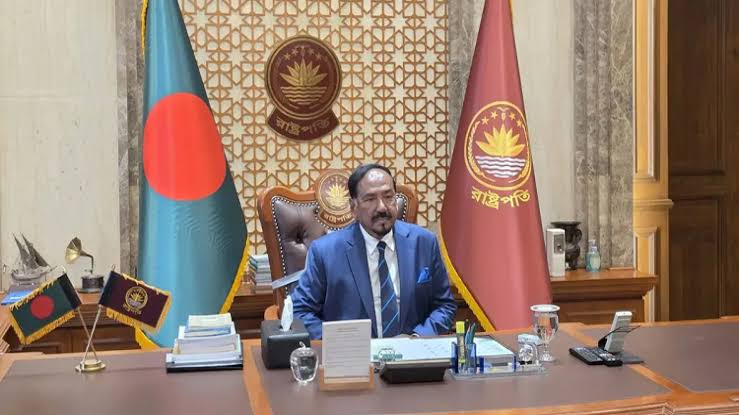 বঙ্গভবনে দায়িত্ব শুরু করলেন ভারপ্রাপ্ত রাষ্ট্রপতি হাফিজ উদ্দিন আহমদ