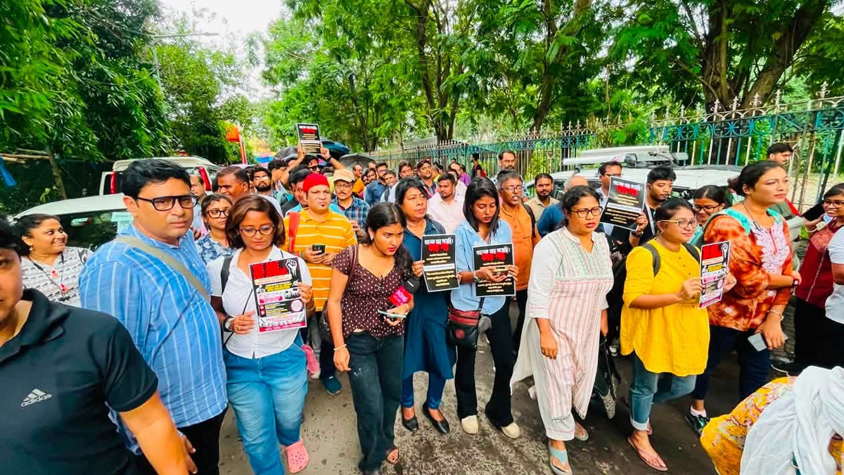 কলকাতায় সাংবাদিকদের বিক্ষোভ: হামলার প্রতিবাদে নিরাপত্তা নিশ্চিতের দাবি
