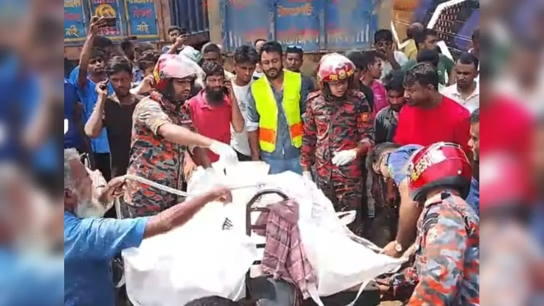 নাটোরে বাসের ধাক্কায় অটোভ্যানচালকসহ নিহত ২