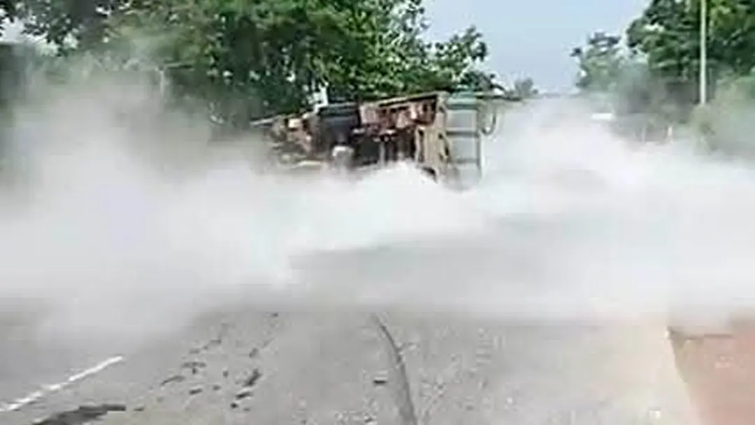 নাটোরে নাইট্রোজেনবাহী ট্রাক উল্টে গ্যাস লিক, মহাসড়কে এক ঘণ্টা যান চলাচল বন্ধ
