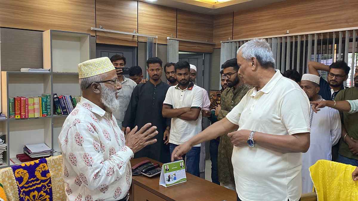 এমপির মধ্যস্থতায় নোয়াখালী সরকারি কলেজে বহিষ্কৃত ছাত্রদল নেতাদের ক্ষমা করলেন অধ্যক্ষ