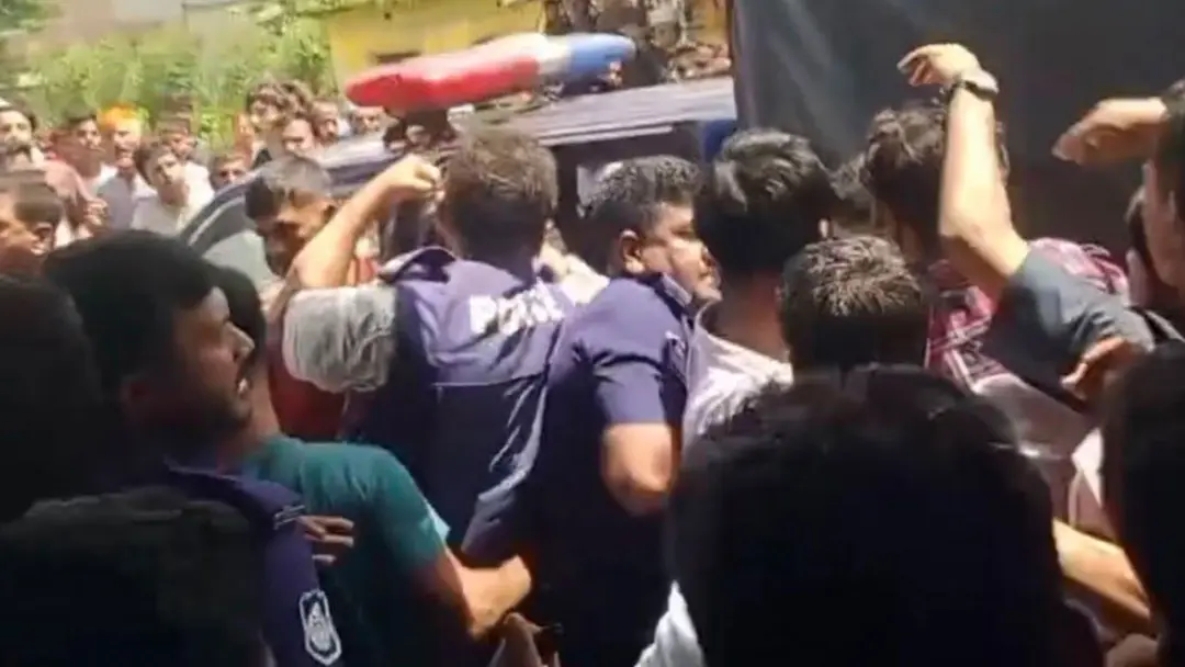 মাদরাসাছাত্রকে যৌন নির্যাতনের অভিযোগ, অভিযুক্ত শিক্ষককে ঘিরে উত্তেজনা; আহত ৮ পুলিশ