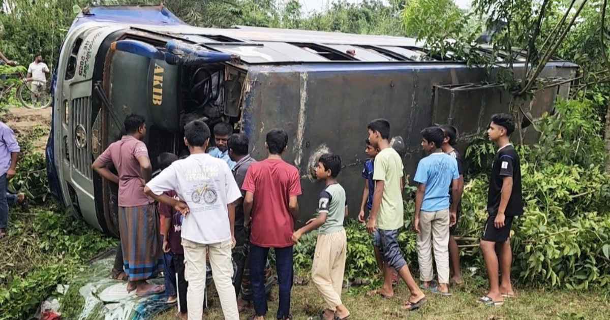 কালীগঞ্জে সড়কের খাদে বাস, আহত ২০ যাত্রী