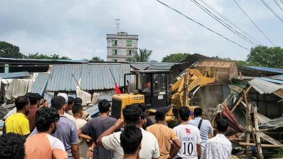 মোগরাপাড়া চৌরাস্তার পাশে ১২ শতাধিক অবৈধ স্থাপনা উচ্ছেদ