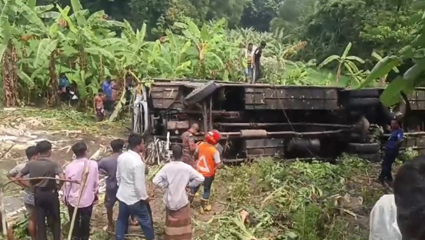 গেড়াখোলা ব্রিজের পাশে বাস খাদে, মুকসুদপুরে নিহত ৩