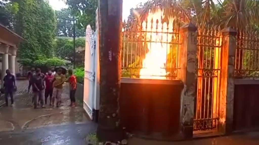 সিরাজগঞ্জে বজ্রপাতে জ্বালানি মন্ত্রীর বাড়ির গেটে আগুন