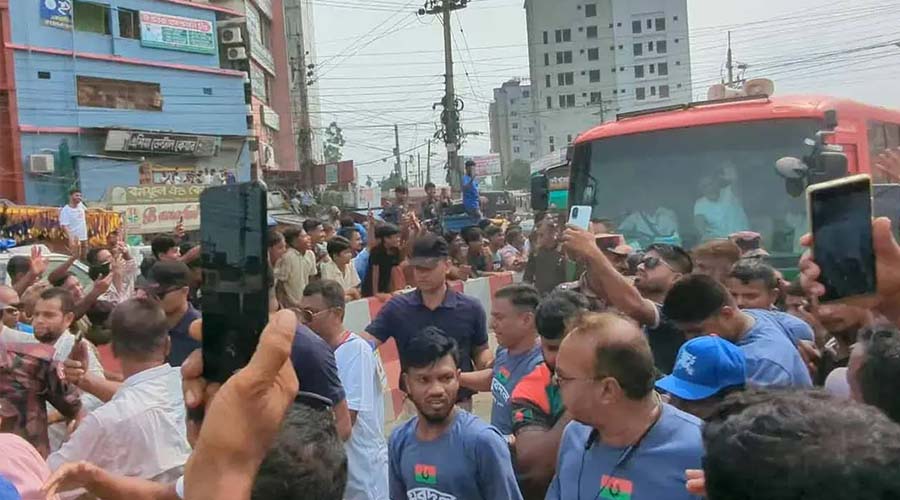 ফেনীতে প্রধানমন্ত্রীর দিনব্যাপী কর্মসূচি, পথে পথে নেতাকর্মীদের অভ্যর্থনা