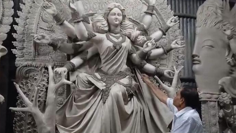 দুর্গাপূজা ঘিরে সিরাজগঞ্জে প্রতিমা তৈরির ব্যস্ততা, বাড়ছে কারিগরদের চাপ