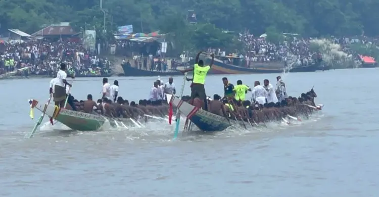 চার বছর পর গড়াই নদীতে নৌকাবাইচ, দুই পাড়ে উৎসবের আমেজ